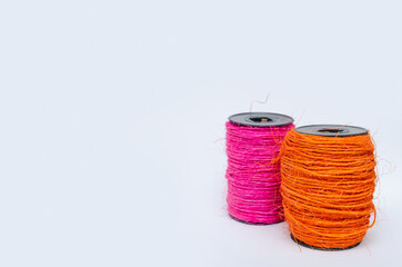 Hilos de henequén de varios colores.