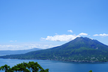 活火山の神々しい桜島と青い空【左側】