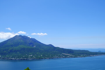 活火山の神々しい桜島と青い空【右側】