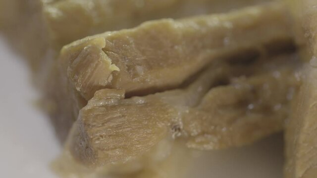 沖縄で人気の名物料理「沖縄そばの三枚肉」-Okinawa's popular specialty "three pieces of Okinawa soba"