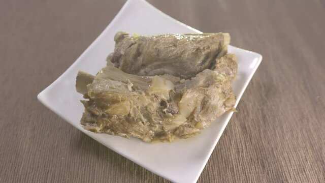 沖縄で人気の名物料理「沖縄そばのソーキ」-Okinawa's famous specialty "Soki of Okinawa Soba"
