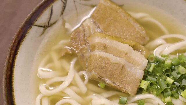 沖縄で人気の名物料理「三枚肉沖縄そば」-Okinawan popular dish "three meat Okinawa soba"