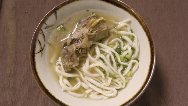 沖縄で人気の名物料理「ソーキそば」-"Soki soba", a famous dish popular in Okinawa