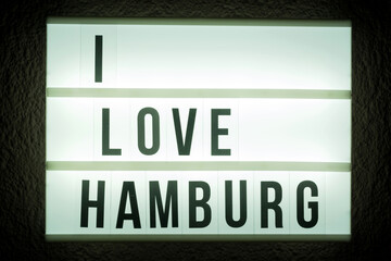 Eine Leuchttafel I Love Hamburg