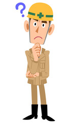 疑問を持つヘルメットを被ったベージュの作業着の男性
