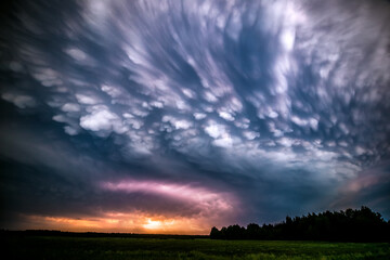 Naklejka na ściany i meble Late evening mammatus clouds with lightning