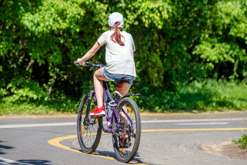 Obraz premium Cyclist ride on the bike path in the city Park 