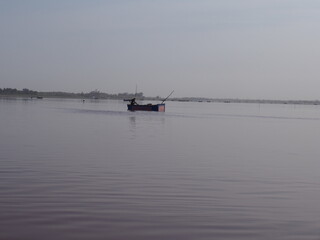 Obraz premium Slightly reddish pink lake, Lac Rose, Dakar, Senegal