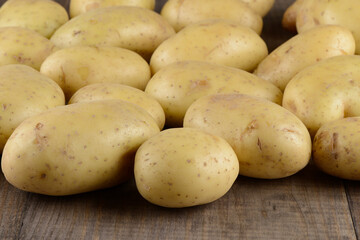 Patatas crudas en la mesa