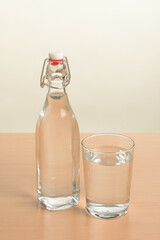 Botella y vaso de agua en la mesa