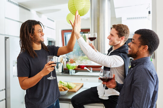 Studenten Freunde Geben Sich High Five Auf Party Zu Hause