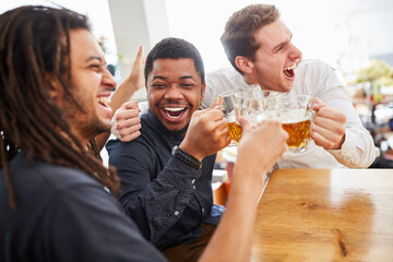 Gruppe Männer als Freunde jubelt beim Bier trinken