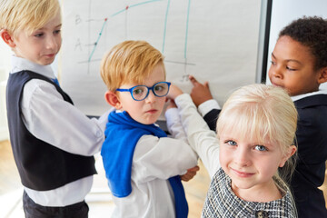 Obraz premium Children as business people have an idea