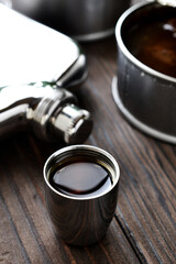 アウトドアで飲むスキットルに入れたウイスキー