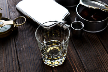 アウトドアで飲むスキットルに入れたウイスキー