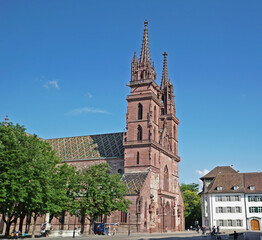 Fototapeta na wymiar Das Münster von Basel an einem sonnigen Tag