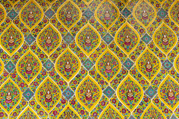 Benjarong tiles pattern is used to decorate the Wat Ratchabophit, has a panel appearance consisting of many digits, Thep Phanom pattern surrounded by four petals, framed in a diamond shape.