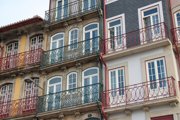 Fototapeta na wymiar houses on the quay in porto (portugal)