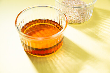 胡麻油と胡麻。食用や美容用オイル。