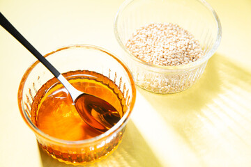 胡麻油と胡麻。食用や美容用オイル。