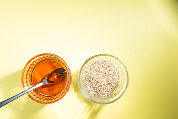 胡麻油と胡麻。食用や美容用オイル。