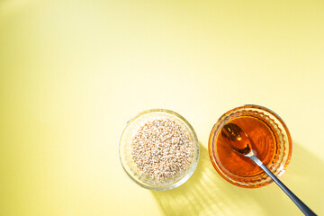 胡麻油と胡麻。食用や美容用オイル。