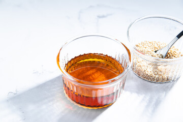 胡麻油と胡麻。食用や美容用オイル。