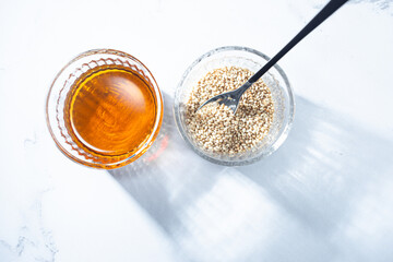 胡麻油と胡麻。食用や美容用オイル。