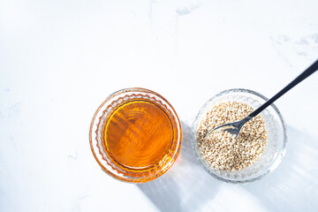 胡麻油と胡麻。食用や美容用オイル。