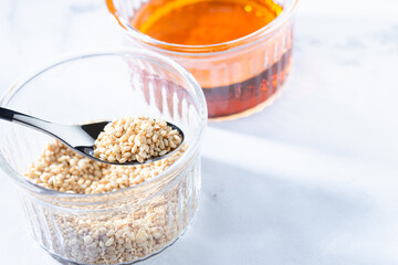 胡麻油と胡麻。食用や美容用オイル。