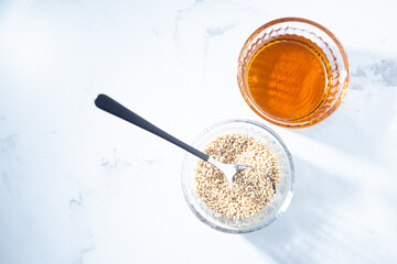 胡麻油と胡麻。食用や美容用オイル。