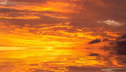 Fototapeta na wymiar Beautiful Golden sky during the sea sunset.