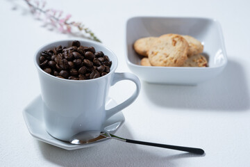 コーヒー豆とビスケット