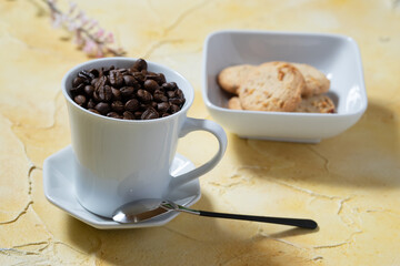 コーヒー豆とビスケット