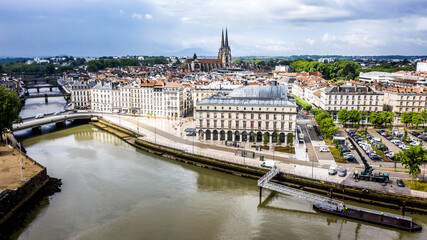 Fototapeta premium Ville de Bayonne au Pays Basque, vue aérienne en drone