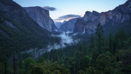 Fototapeta na wymiar blue hour at the tunnel view in yosemite national park in california, usa