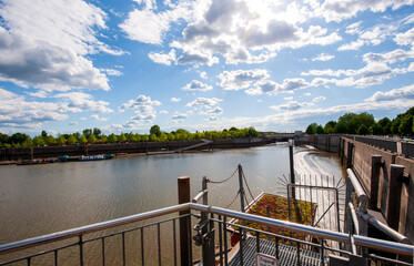Müggenburger Kanal an der Veddel, , hinten Wilhelmsburger Brücke,Hamburg