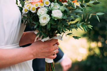Obraz na płótnie Canvas bride holding a light wedding bouquet