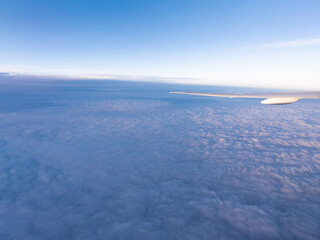 Fototapeta na wymiar 飛行機の窓から見た景色