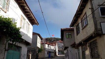 Obraz na płótnie Canvas Türk bayrağının gölgesinde köy evleri