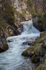 Rio y piedras entre las verdes montañas