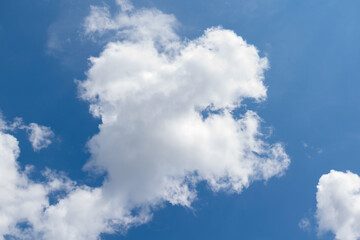 Obraz premium White clouds in the blue sky