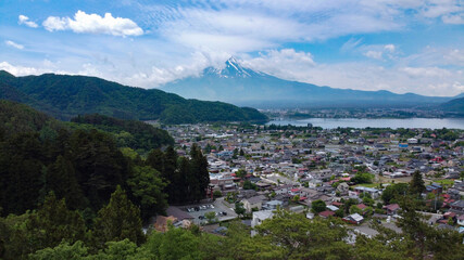 日本の山と街並み