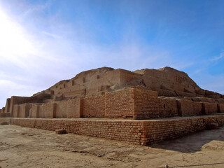 Side view on ziggurat Chogha Zanbil, built in 1250 BC. Construction is no.1 in UNESCO List in Iran (Shush). Original height was 174 ft, now it's 81. City was destroyed by Assyrian army & abandoned - obrazy, fototapety, plakaty