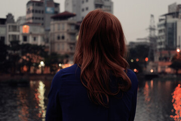Fototapeta na wymiar young woman looking at the river