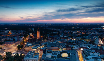 Blick über die Stadt Leipzig im Sonnenuntergang