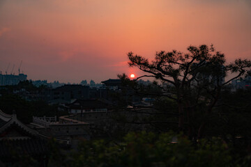 수원 화성에서 일몰 성벽에서