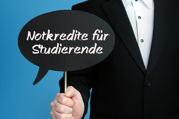 Notkredite für Studierende. Mann im Anzug hält Sprechblase in der Hand. Der Text Notkredite für Studierende steht im Schild. Blauer Hintergrund. Geschäftsmann für Business, Finanzen, Statistik