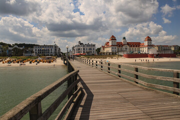 Blick von der Binzer Seebrücke auf das Ostseebad