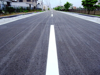 新興住宅地の供用開始前の新しい道路風景